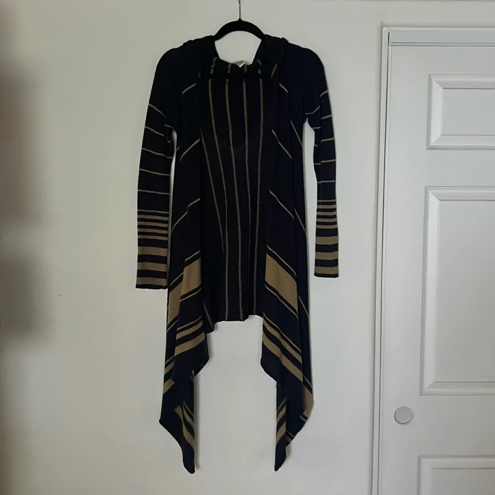 Indah Sweater - Picture 2 of 8